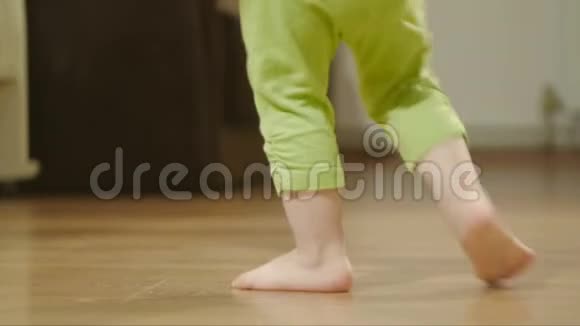 一个小孩在房间里的木地板上跳舞和跺脚的特写镜头视频的预览图