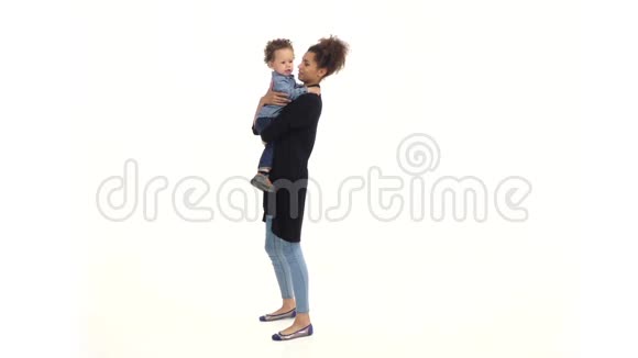一位非洲裔美国母亲抱着一个孩子在玩白色背景慢动作视频的预览图