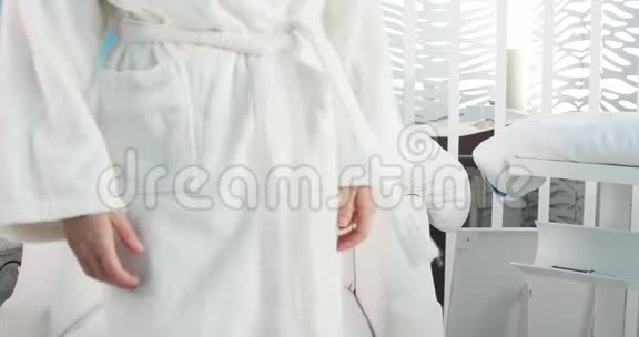 带遥控器的温泉沙龙美女视频的预览图