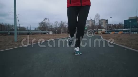 年轻女子在阴天在公园跑步视频的预览图