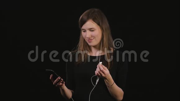 黑背景下听音乐的女士视频的预览图