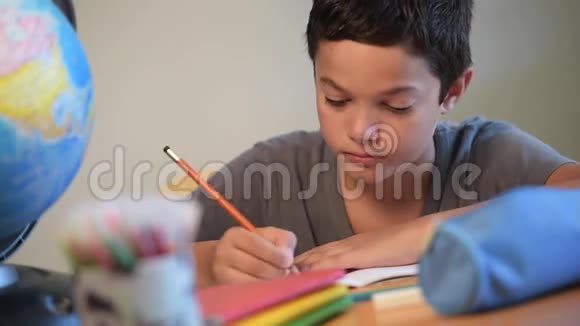 孩子在学校写作视频的预览图