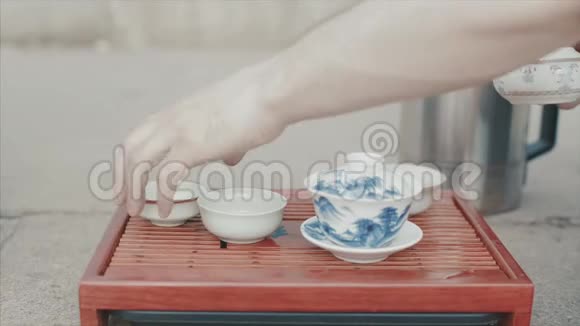 中国传统茶道视频男性手设中国茶杯特写中国茶道视频的预览图