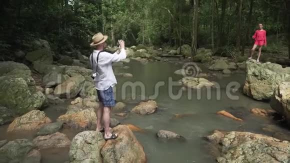 泰国KohSamui的NaMuang瀑布游客库存录像视频的预览图