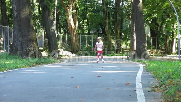 一名儿童在跑道上滚动体育活动视频的预览图