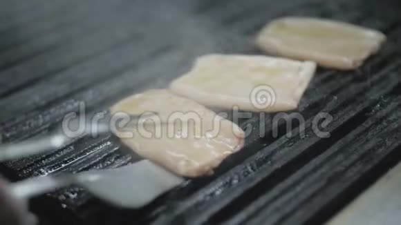 厨师正在烧烤架上煮鱿鱼视频的预览图