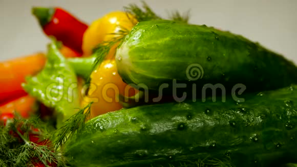 新鲜的有机蔬菜在木桌上旋转胡椒沙拉黄瓜视频的预览图