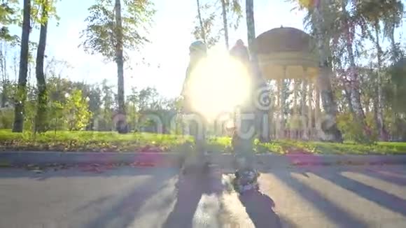 两个小男孩骑着压路机在秋天的公园里视频的预览图