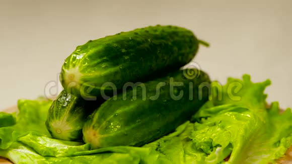 新鲜的有机蔬菜在木桌上旋转黄瓜视频的预览图
