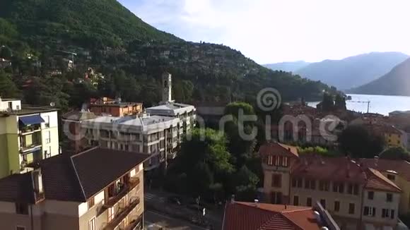 无人机飞越意大利城市上空视频的预览图