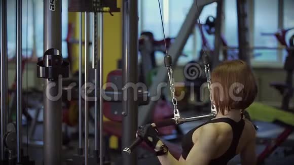 一位成年妇女在运动模拟器上锻炼前揉捏她的身体视频的预览图