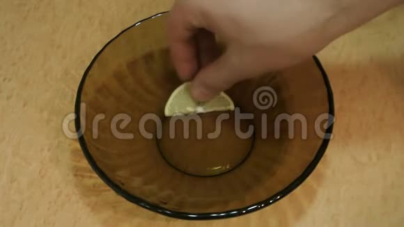 雄手将大杂烩汤倒在碗里索兰卡俄罗斯菜视频的预览图