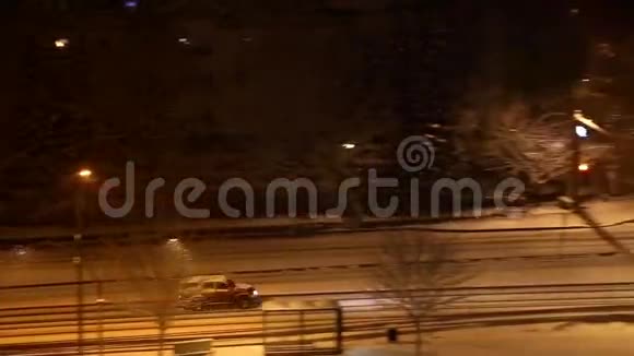 汽车在暴风雪中夜间行驶视频的预览图