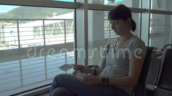 这名妇女在机场候机区检票视频的预览图