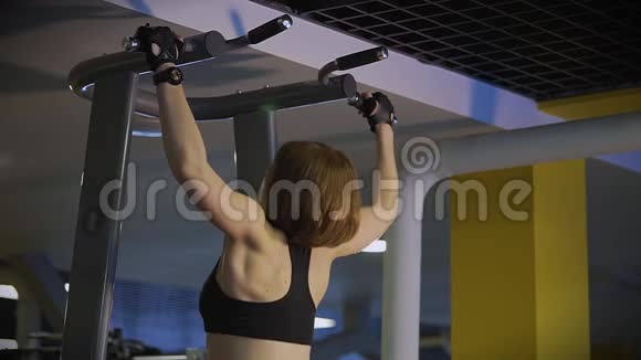 慢镜头对准一个女人她做了正确的身体提升技术视频的预览图