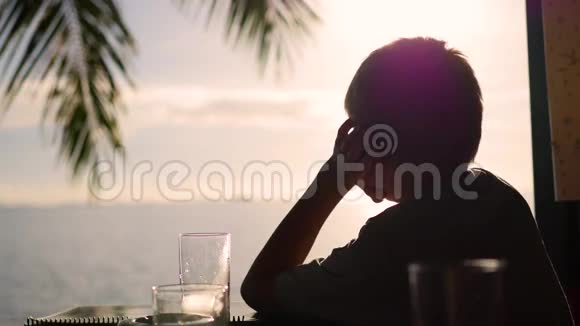 日落时向远处看的男孩观点全景图视频的预览图