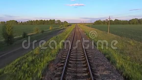 一架无人机在农村的火车轨道上飞行的空中镜头视频的预览图