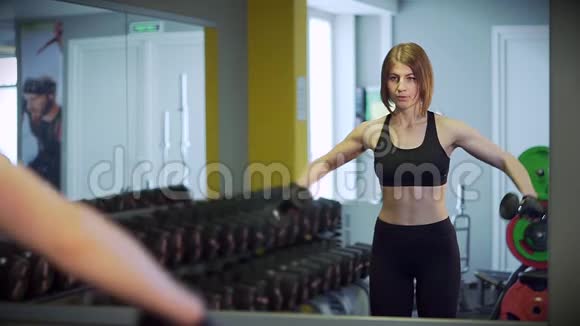女人用哑铃举起直臂来发展肌肉视频的预览图