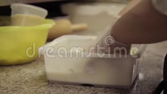 在厨房里手套上的手与手掌之间的白色肿块混合在一起视频的预览图