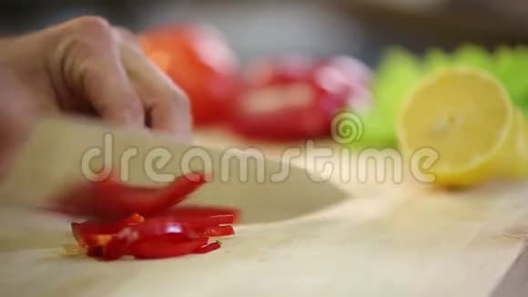 一个厨师把红辣椒切碎视频的预览图