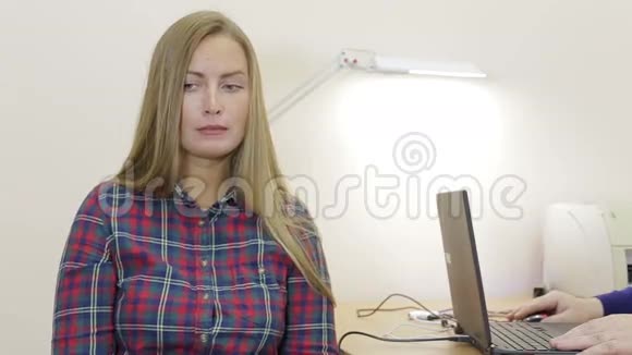 一位激动的年轻女子在办公室里坐在椅子上感到压力视频的预览图