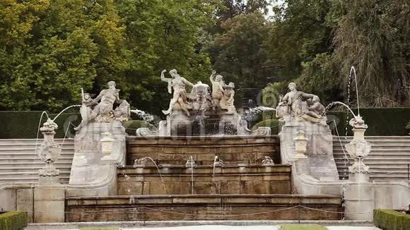 捷克共和国塞斯基克鲁姆洛夫秋日城堡花园中的旧喷泉视频的预览图