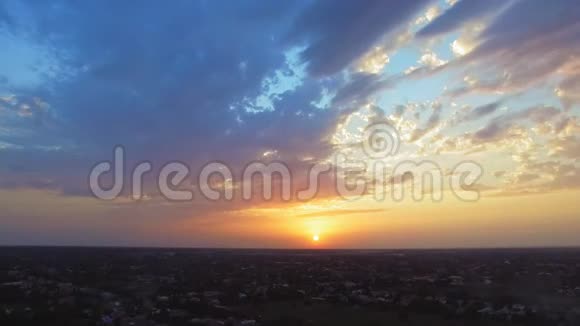鸟瞰美丽夕阳视频的预览图