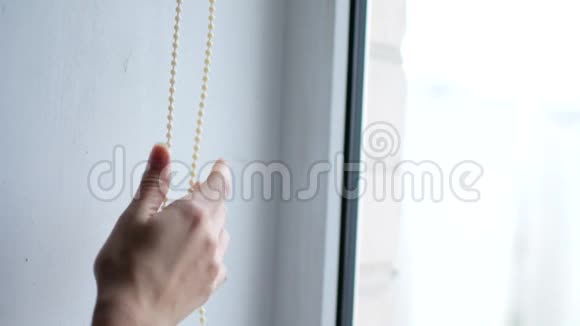 女人手打开窗户上的百叶窗视频的预览图