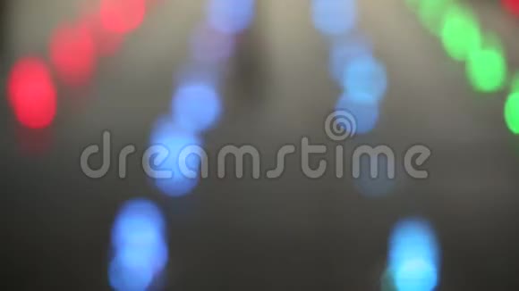 彩色喷泉夜间照明高清视频的bokeh效果视频的预览图