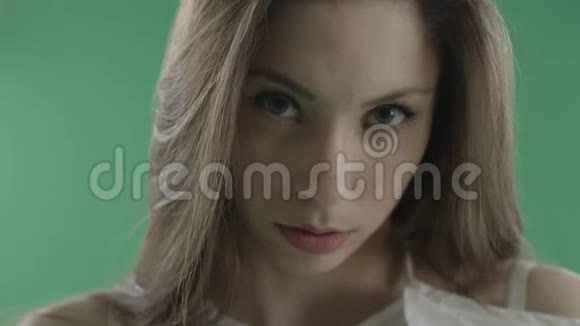 有猫眼的性感年轻女人在绿色背景下化妆视频的预览图