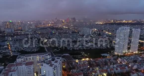 傍晚的城市雨前你可以看到多大的云视频的预览图