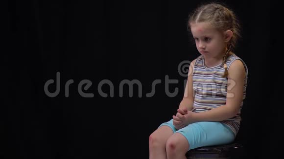 吓坏了脸上有瘀伤的小女孩虐待儿童社会问题视频的预览图