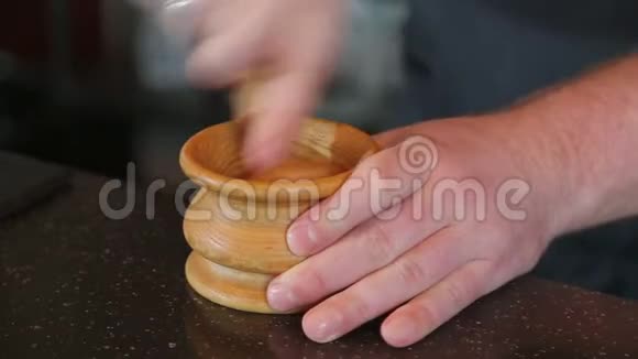 一个人用手在灰泥里煮胡椒视频的预览图