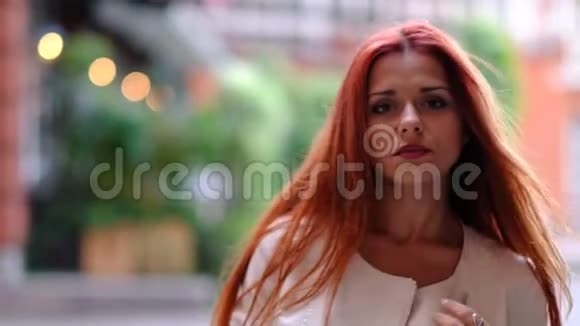 城市里留着红色长发的女人画像关门视频的预览图