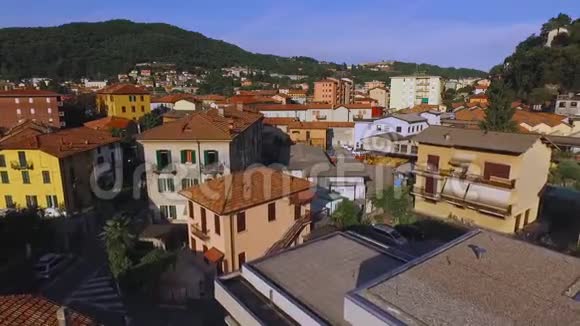 意大利的一个小城市以群山为背景视频的预览图