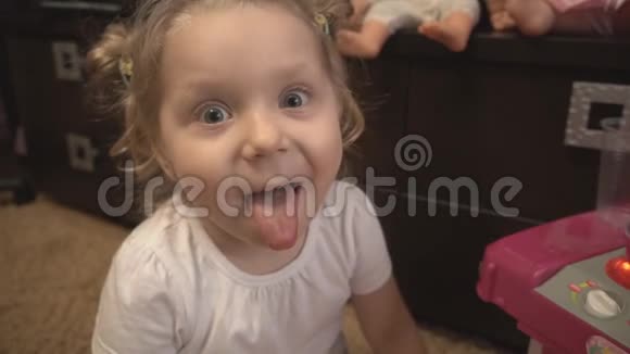 女孩露出你的舌头用手触摸它视频的预览图