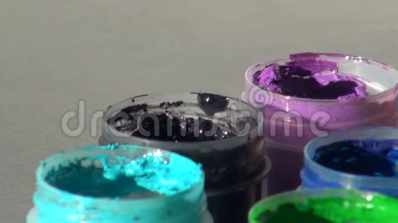 刷子浸在一罐黑色深色丙烯酸水粉颜料中家庭视频的预览图