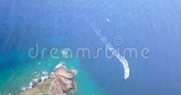 卡普里亚岛海岸船航空景观视频的预览图