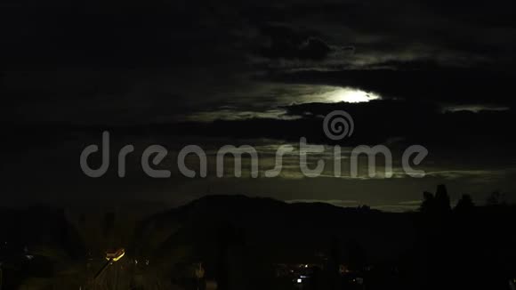 夜晚满月消失在云层之间视频的预览图
