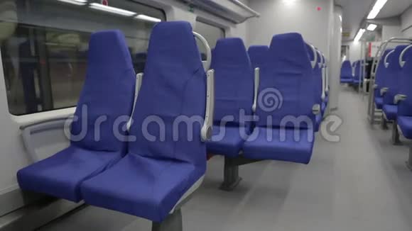 在郊区火车上的蓝色座位视频的预览图