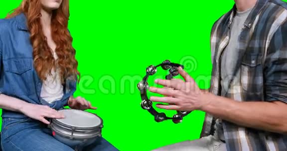 演奏鼓鼓和鼓鼓的音乐家中段视频的预览图