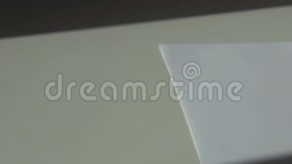 纸刷子和一罐白色粉红色丙烯酸水粉颜料视频的预览图