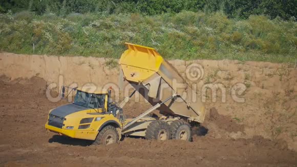 一辆自卸卡车把泥土从车身卸下来视频的预览图