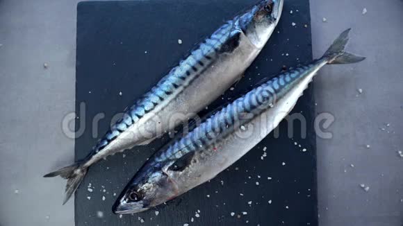 新鲜的粉红色鲑鱼在香料和海盐在切割板烹饪鱼盘健康的饮食在家视频的预览图
