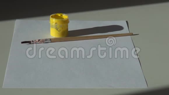 纸刷子和一罐黄色丙烯酸沟漆在ta上视频的预览图