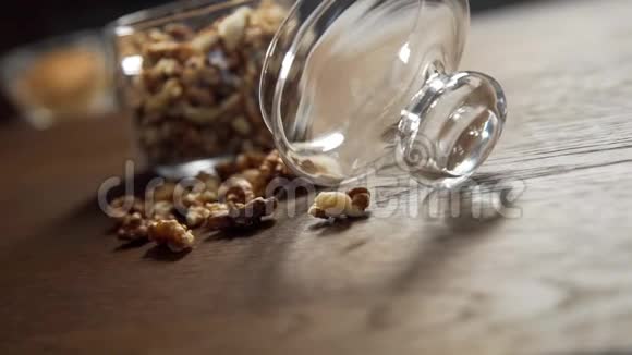 厨房餐桌上的油炸核桃坚果和干果饮食产品在家做饭视频的预览图