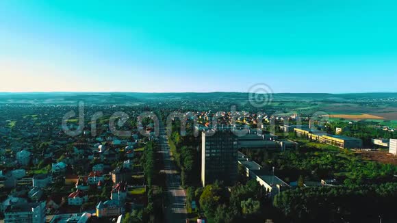 美丽的城市景观从空中俯瞰高层建筑和道路从无人机射击视频的预览图