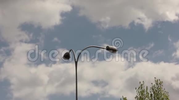 现代的灯柱在云层背景下随风摇曳视频的预览图