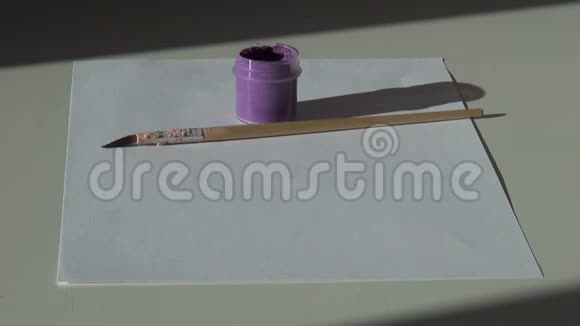 纸刷子和一罐紫色紫罗兰丙烯酸水粉颜料视频的预览图