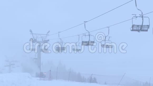 山地滑雪坡和在雾中操作空椅升降视频的预览图